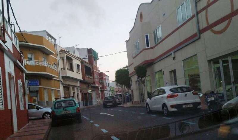 Las guaguas de La Pardilla Bus dejarán a los usuarios y vecinos en la calle López Botas, a unos metros del CAE (Foto TA)
